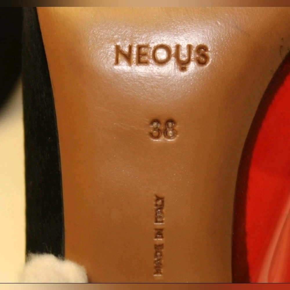 NEOUS GORGEOUS Italy Made Black Red Acetate Suede Mules Pumps Heels 38 8 - Picture 9 of 16
